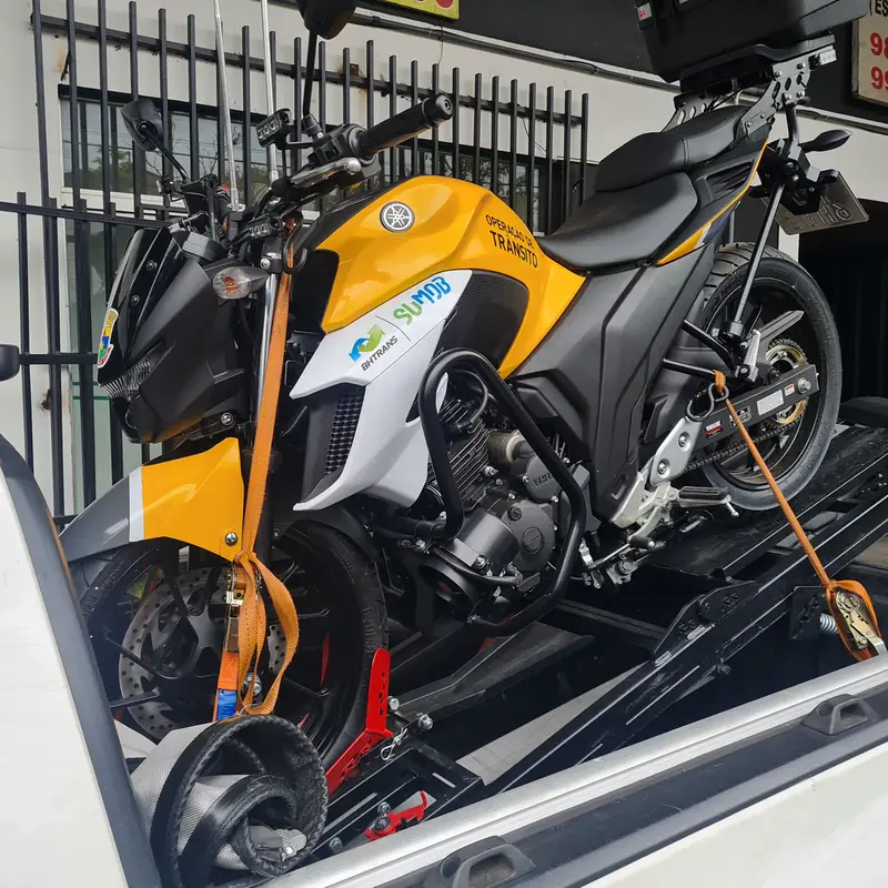 Reboque de moto Yamaha da BHTRANS / SUMOB Operação de Trânsito sobre veículo Moto Guincho BH