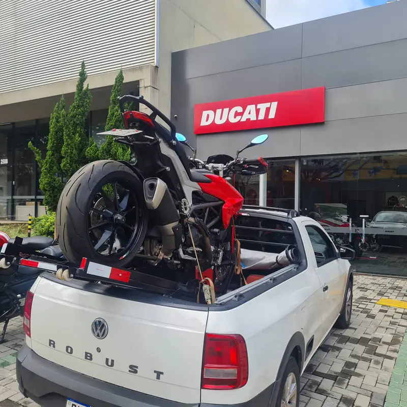Reboque de moto Ducati em frente à concessionária Ducati em Belo Horizonte sobre veículo Moto Guincho BH