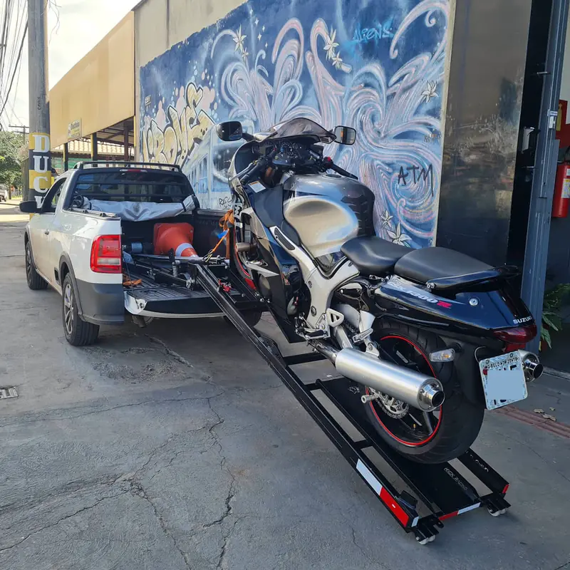 Moto Suzuki Boulevard sendo embarcada em rampa automatizada do veículo da Moto Guincho BH em rua de Belo Horizonte